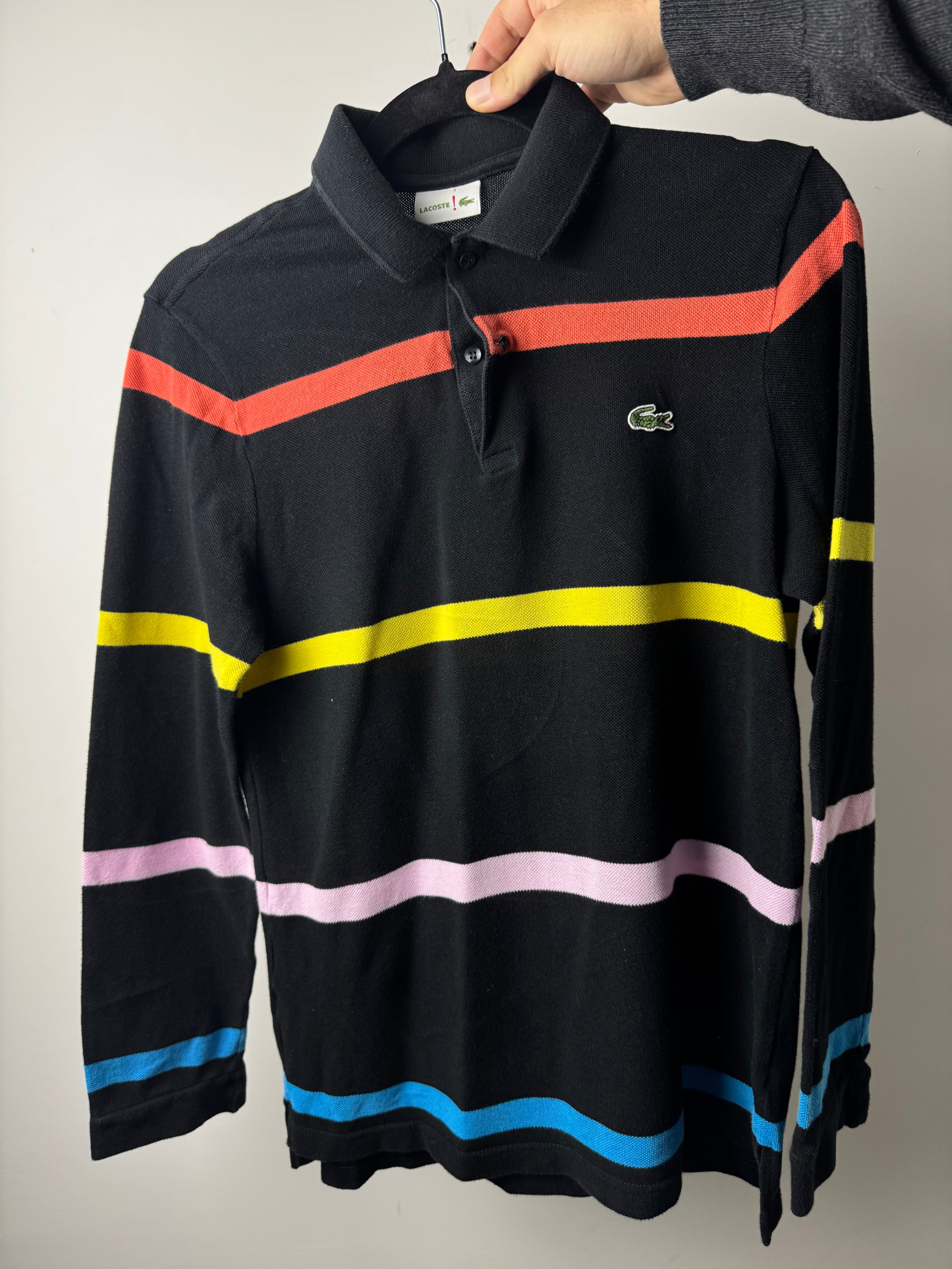 Polo Lacoste nera con riga multicolore - S