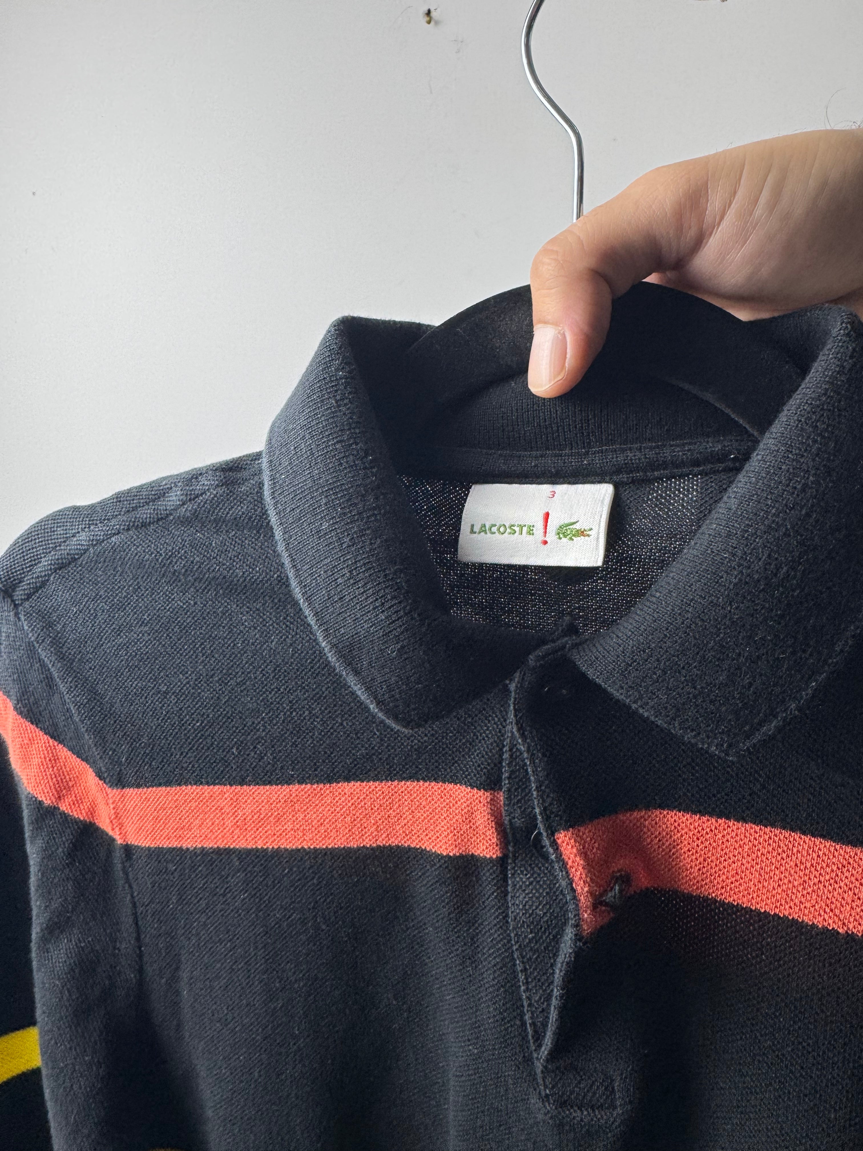 Polo Lacoste nera con riga multicolore - S