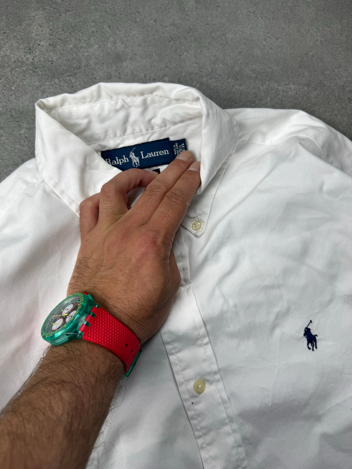 Collo e etichetta della camicia Ralph Lauren bianca vintage
