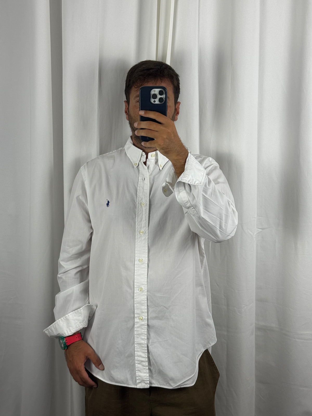 Camicia Ralph Lauren bianca vintage indossata, figura intera