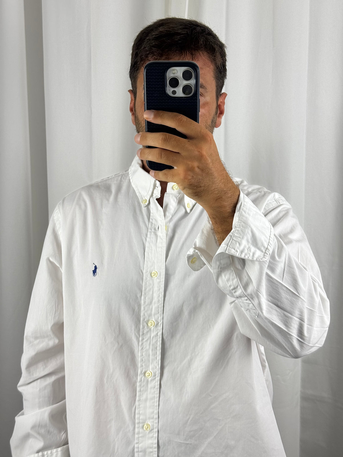 Dettaglio cavallino ricamato sulla camicia Ralph Lauren bianca